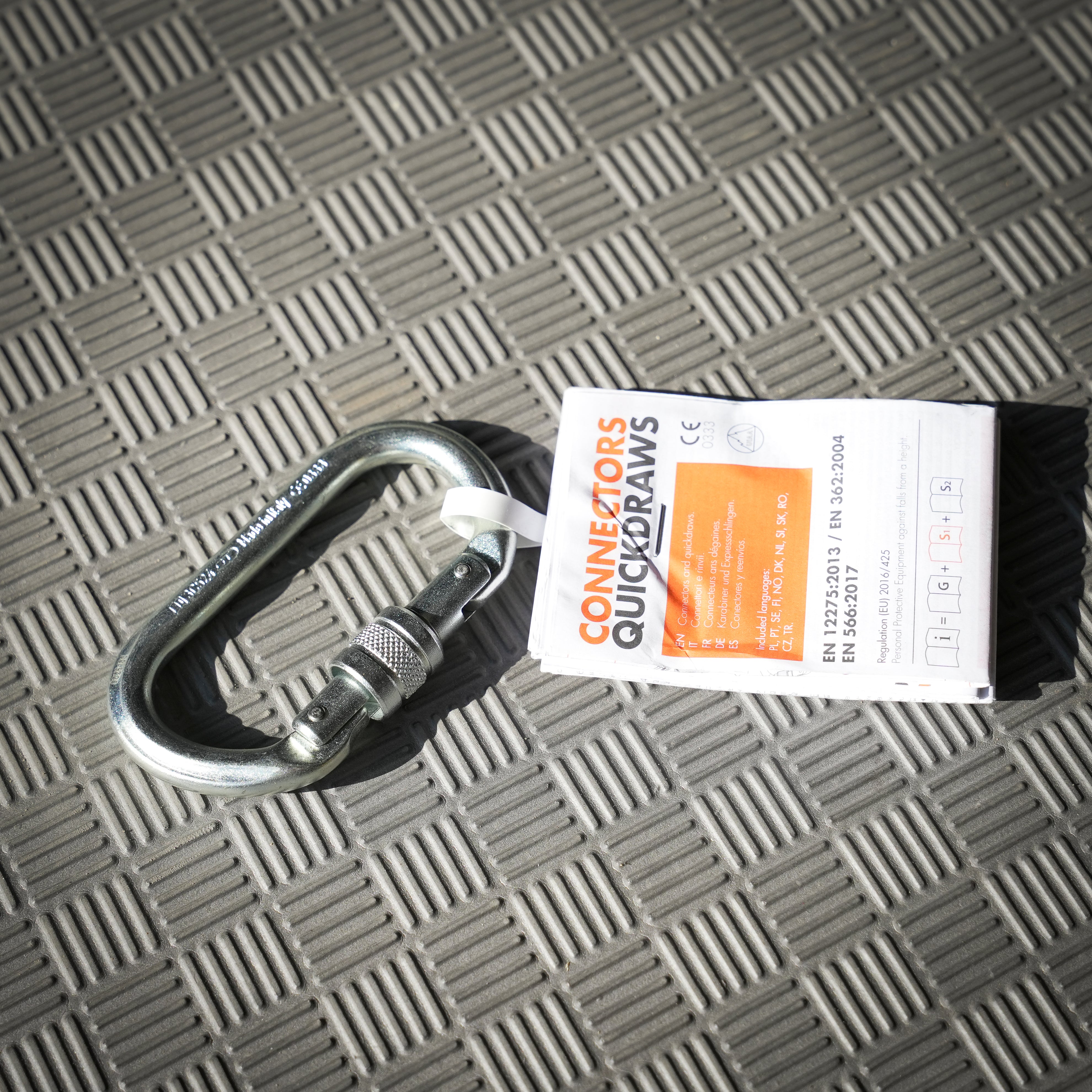 Carabiner hook for bungee trampoline